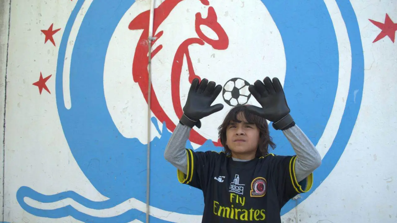 Santiago dedica tiempo y esfuerzo a perfeccionar sus habilidades en el fútbol, mostrando una dedicación apasionada hacia el deporte que ama jugar. Foto: Juan Madrigal