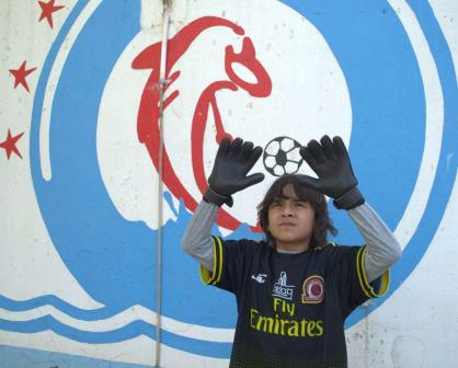 El niño Santiago, valiente guardián del arco en la apasionante cancha del futbol en Culiacán