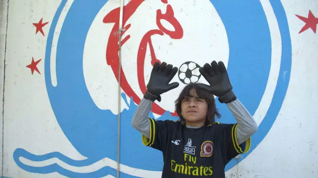 Santiago dedica tiempo y esfuerzo a perfeccionar sus habilidades en el fútbol, mostrando una dedicación apasionada hacia el deporte que ama jugar. Foto: Juan Madrigal