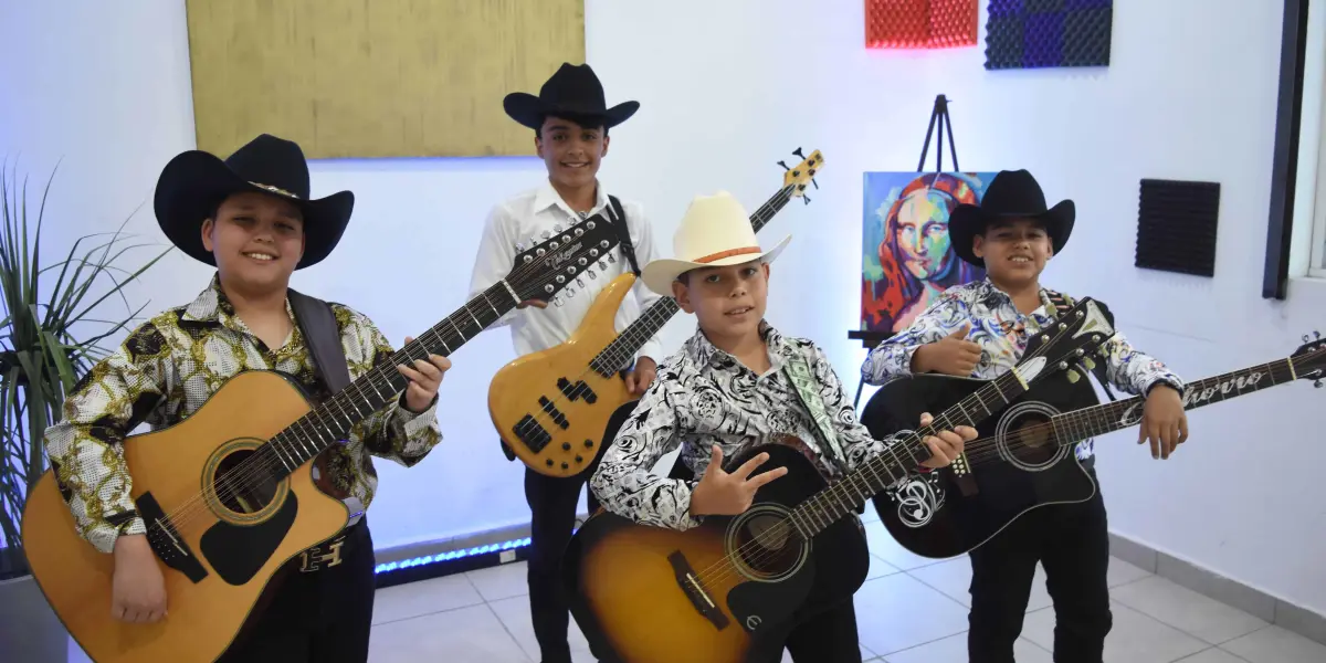 Santiago, Ángel, Kristian y Gabriel en el Centro Artístico Dinamo, la música se convierte en una poderosa herramienta de transformación, fortaleciendo la autoestima y creando un sólido compañerismo. Foto: Lino Ceballos