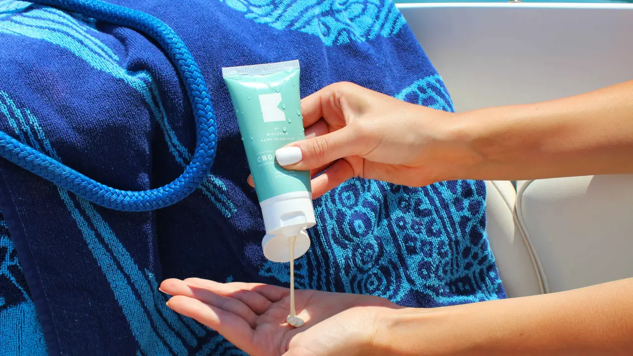 Profeco recomienda protector solar de SPF 30 o superior | Imagen: BATCH by Wisconsin Hemp Scientific