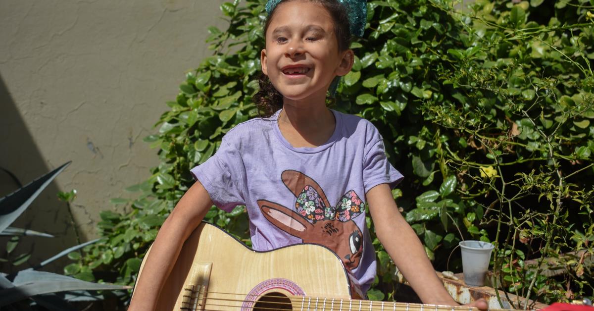 Soy una niña feliz: Ana Gabriela, una niña de Culiacán, que canta y toca la guitarra a pesar de su discapacidad visual