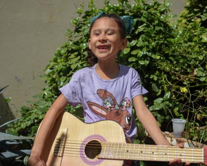 Soy una niña feliz: Ana Gabriela, una niña de Culiacán, que canta y toca la guitarra a pesar de su discapacidad visual
