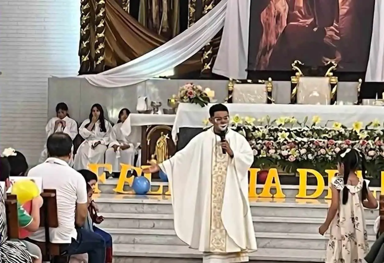 Sacerdote oficiando misa.