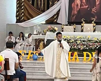 En Torreón un sacerdote se disfraza de payaso y ofrece misa por el Día del Niño