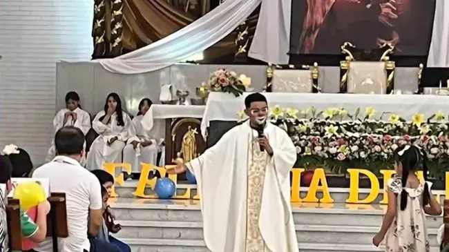 Sacerdote oficiando misa.