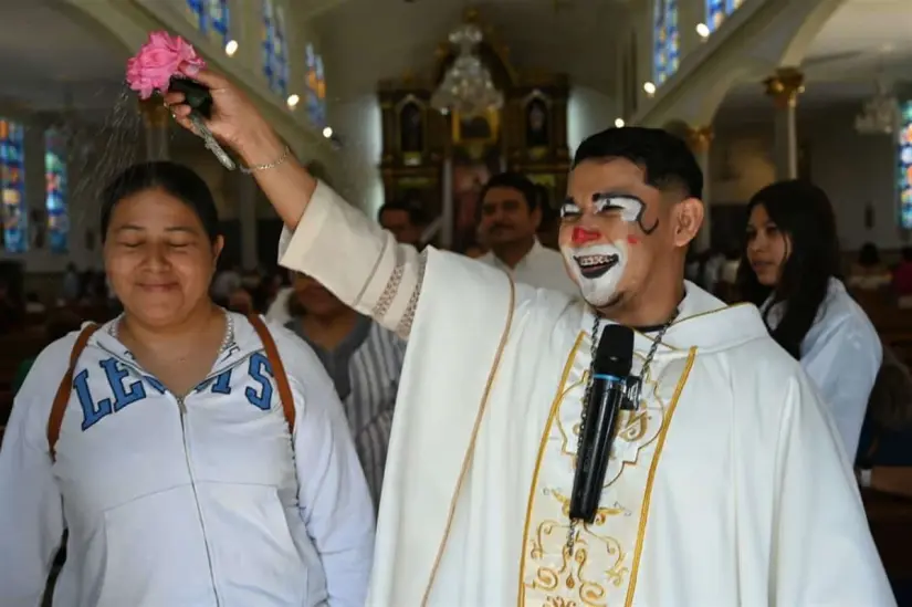 Sacerdote disfrazado de payaso.