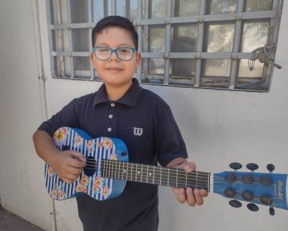 Yazid con solo 10 años, sueña con convertirse en uno de los mejores cantantes de Culiacán