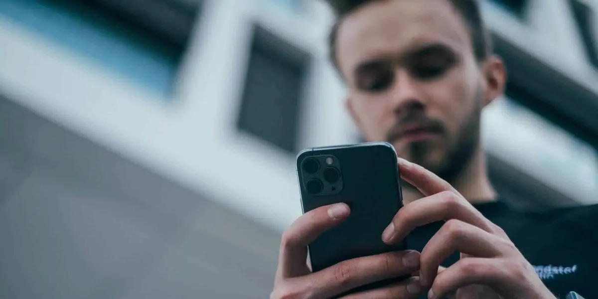 Persona comunicándose por medio de teléfono.