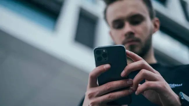 Persona comunicándose por medio de teléfono.