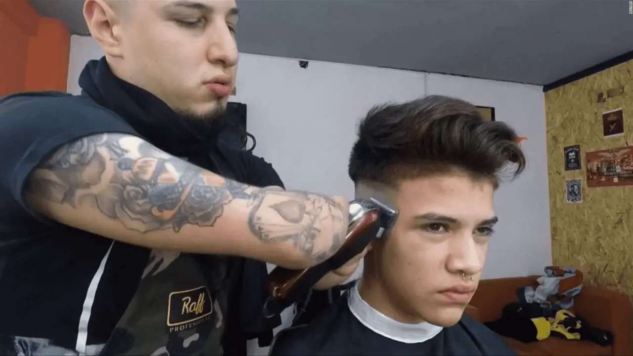 Gabriel Heredia es un peluquero argentino que nació sin manos y se ha convertido en un ejemplo de superación en su país. Foto: CNN Español
