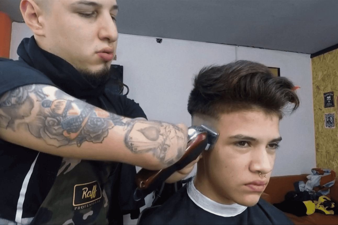 Gabriel Heredia es un peluquero argentino que nació sin manos y se ha convertido en un ejemplo de superación en su país. Foto: CNN Español