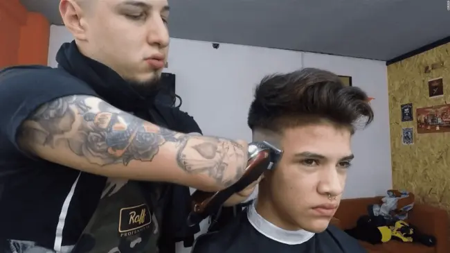 Gabriel Heredia es un peluquero argentino que nació sin manos y se ha convertido en un ejemplo de superación en su país. Foto: CNN Español
