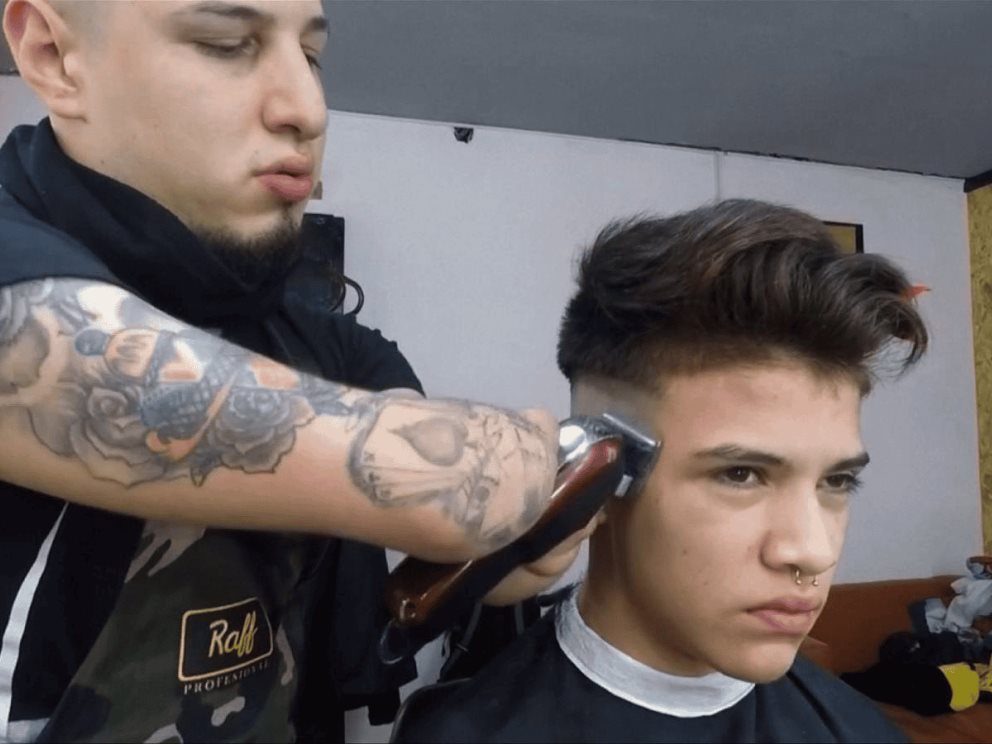 Conoce al barbero argentino sin manos que causa furor en las redes
