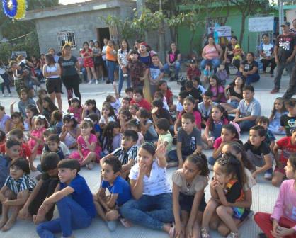 Vecinos de Las Coloradas y organizaciones altruistas festejan a niños y niñas del sur de Culiacán
