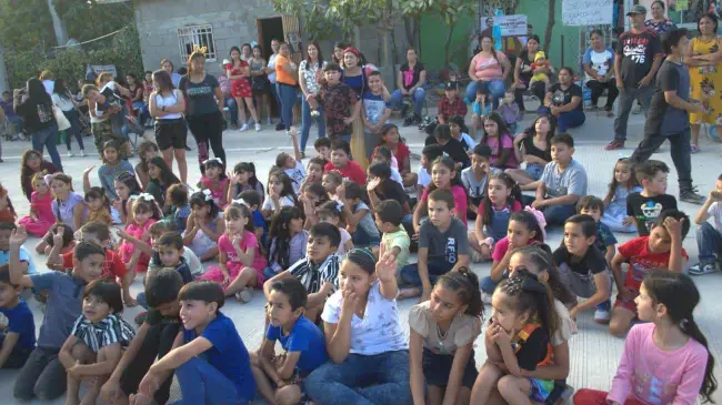 Habitantes de Las Coloradas y organizaciones sin fines de lucro se unen para alegrar a los niños y niñas del sur de la capital sinaloense.