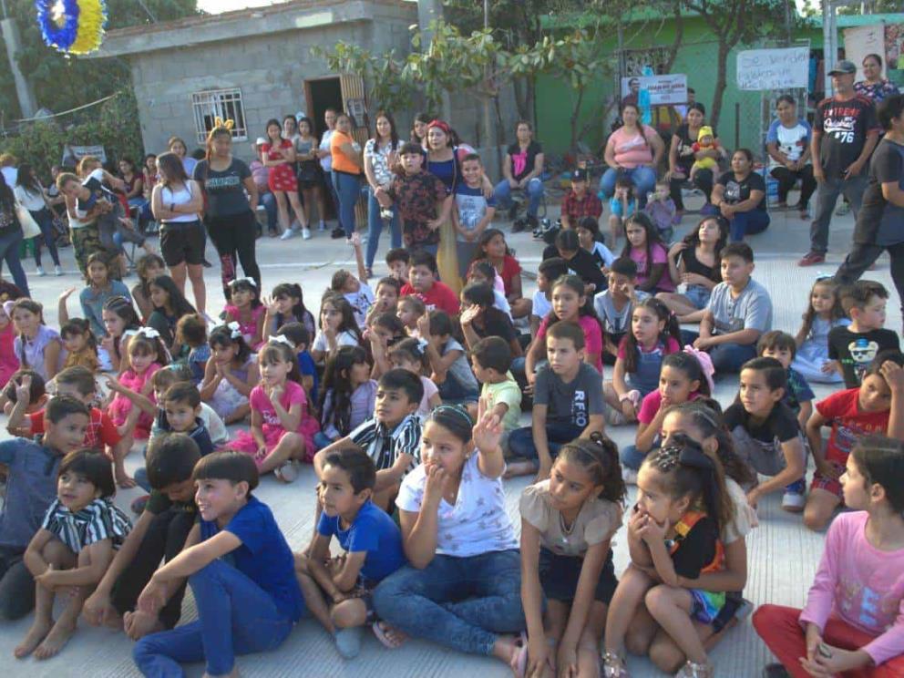 Vecinos de Las Coloradas y organizaciones altruistas festejan a niños y niñas del sur de Culiacán