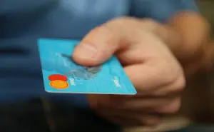 ¿El SAT te puede multar por exceder el límite en tu tarjeta de débito?