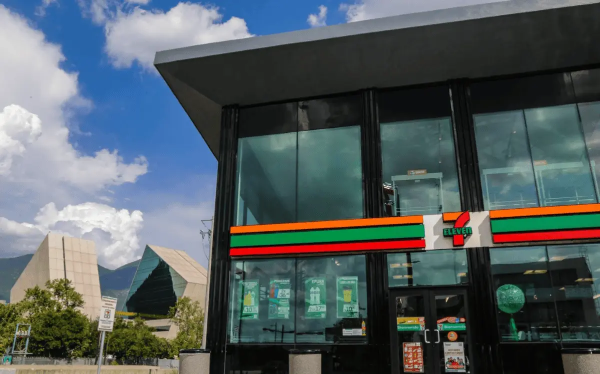 ¿Por qué es icónico el 7-Eleven frente al Tec de Monterrey campus Monterrey? Foto Distrito Tec