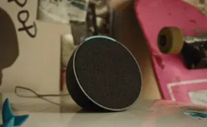 Amazon remata la bocina Echo Pop con Alexa casi a mitad de precio