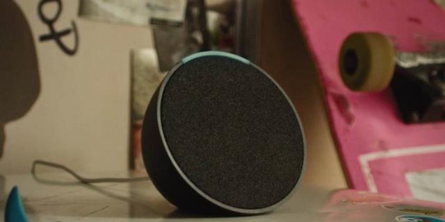 Amazon remata la bocina Echo Pop con Alexa casi a mitad de precio