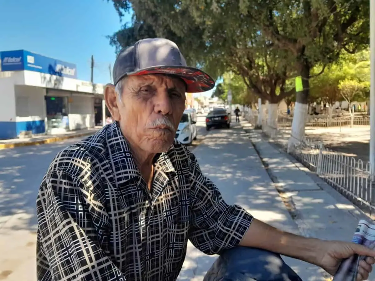 Con mucha humildad se desplaza en su bicicleta por el poblado 