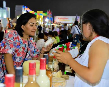 Presentan Tepeyahualco y Zacapoaxtla sus quesos, y textiles artesanales en Feria de Puebla 2024