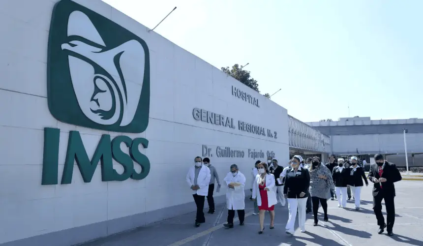 Así puedes registrar a tu hijo o hija como beneficiario en el IMSS. Foto: Forbes México