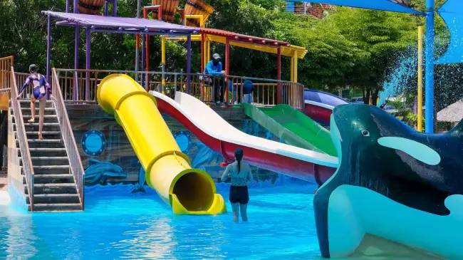 Splash Club Culiacán además de las albercas y toboganes, ofrece paseos en tirolesas y recorrer los puentes colgantes. Foto: Cortesía