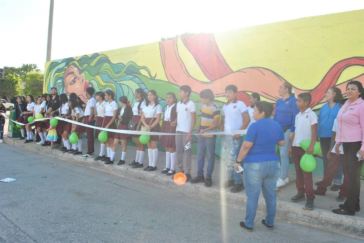 Los nuevos artistas en la inauguración del mural en espacio público de Villa Juárez, Navolato