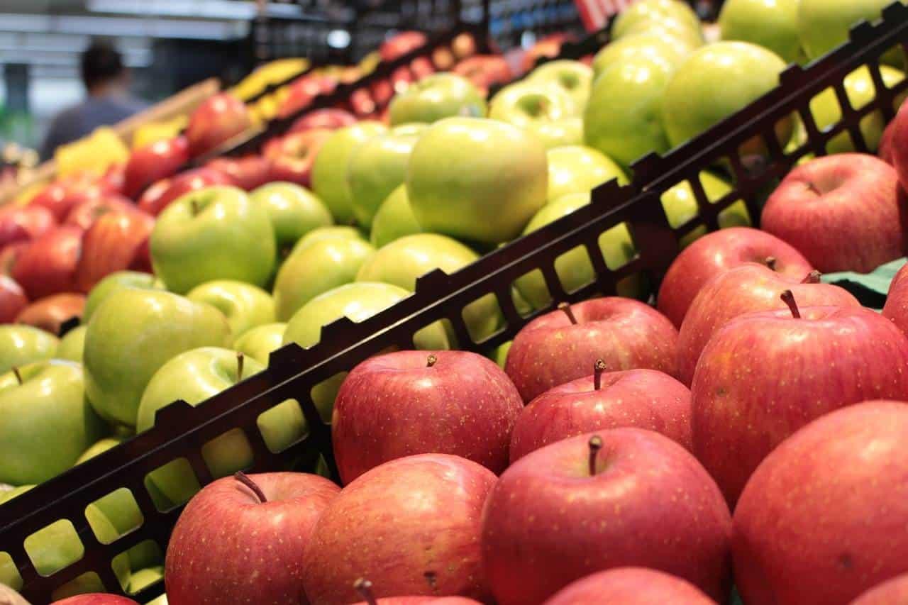 Variedad de manzanas en oferta en Bodega Aurrera en el Tianguis de Mamá Lucha. Foto: Pixabay