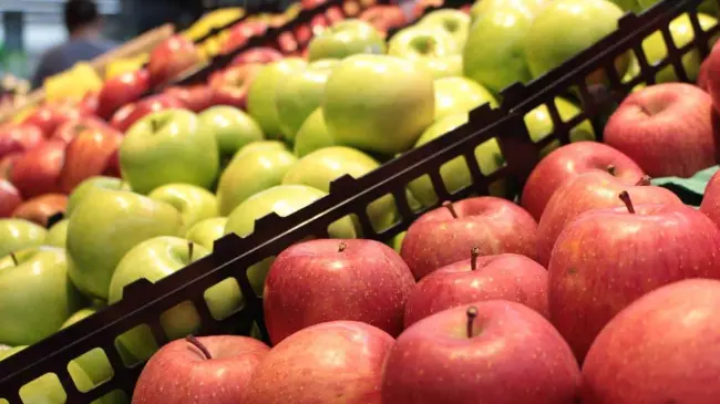 Variedad de manzanas en oferta en Bodega Aurrera en el Tianguis de Mamá Lucha. Foto: Pixabay