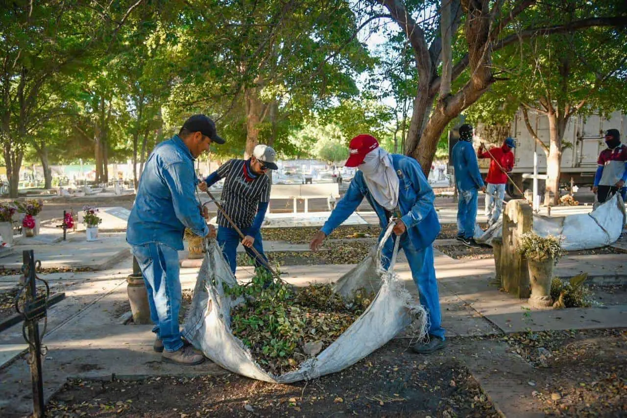 Limpian panteones del municipio de Ahome en vísperas del Día de las Madres, para recibir a visitantes. Foto: Cortesía