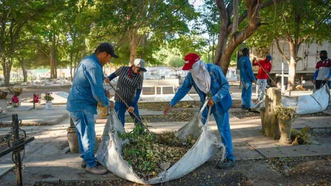 Limpian panteones del municipio de Ahome en vísperas del Día de las Madres, para recibir a visitantes. Foto: Cortesía