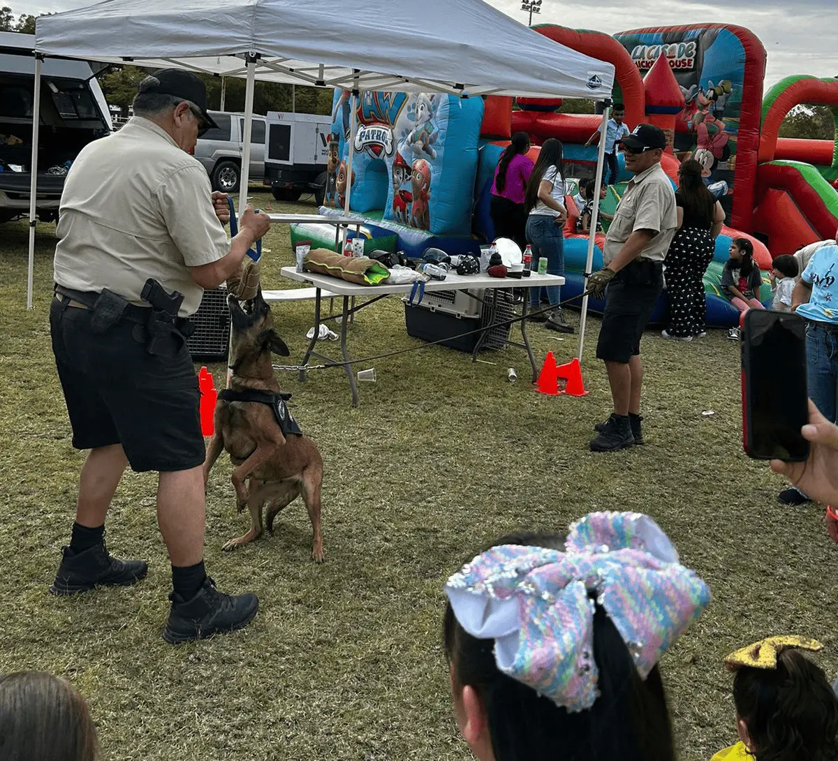 Policías de Culiacán celebrando el Día del Niño. Foto Construyendo Paz