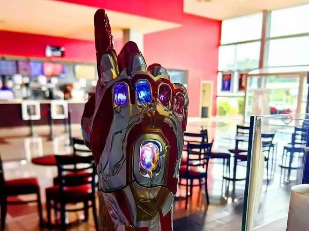 Ya llegó a Cinemex la palomera en 3D del guantelete de Iron Man, que trae luz led. Foto: Coleccionando