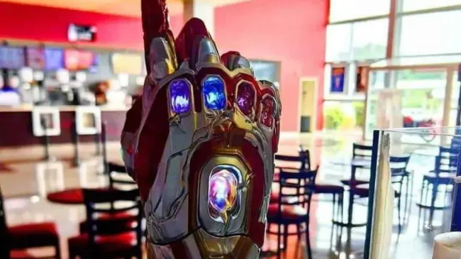 Ya llegó a Cinemex la palomera en 3D del guantelete de Iron Man, que trae luz led. Foto: Coleccionando