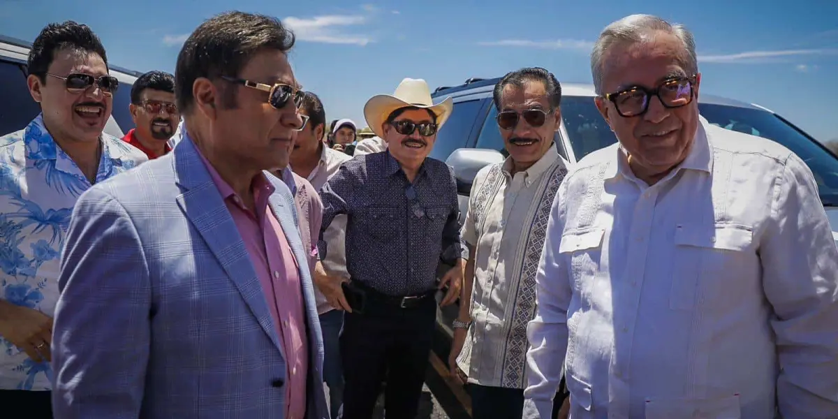 Los Tigres del Norte acompañan a Rubén Rocha en inauguración de carretera en Rosa Morada, Mocorito.