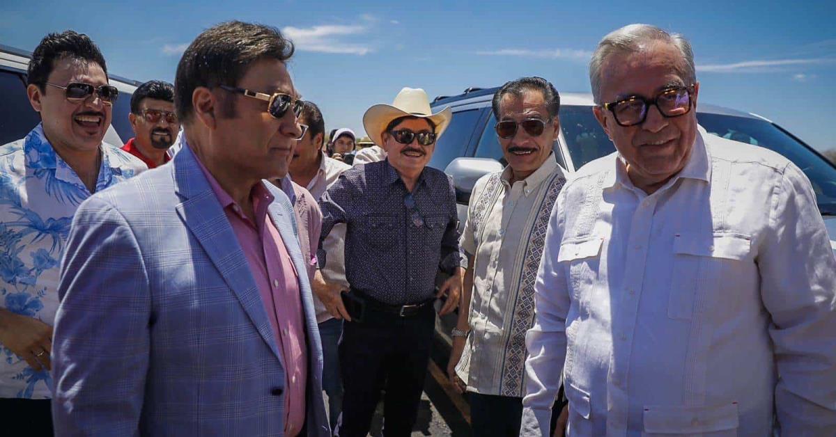 Los Tigres del Norte acompañan a Rubén Rocha en inauguración de carretera en Rosa Morada, Mocorito