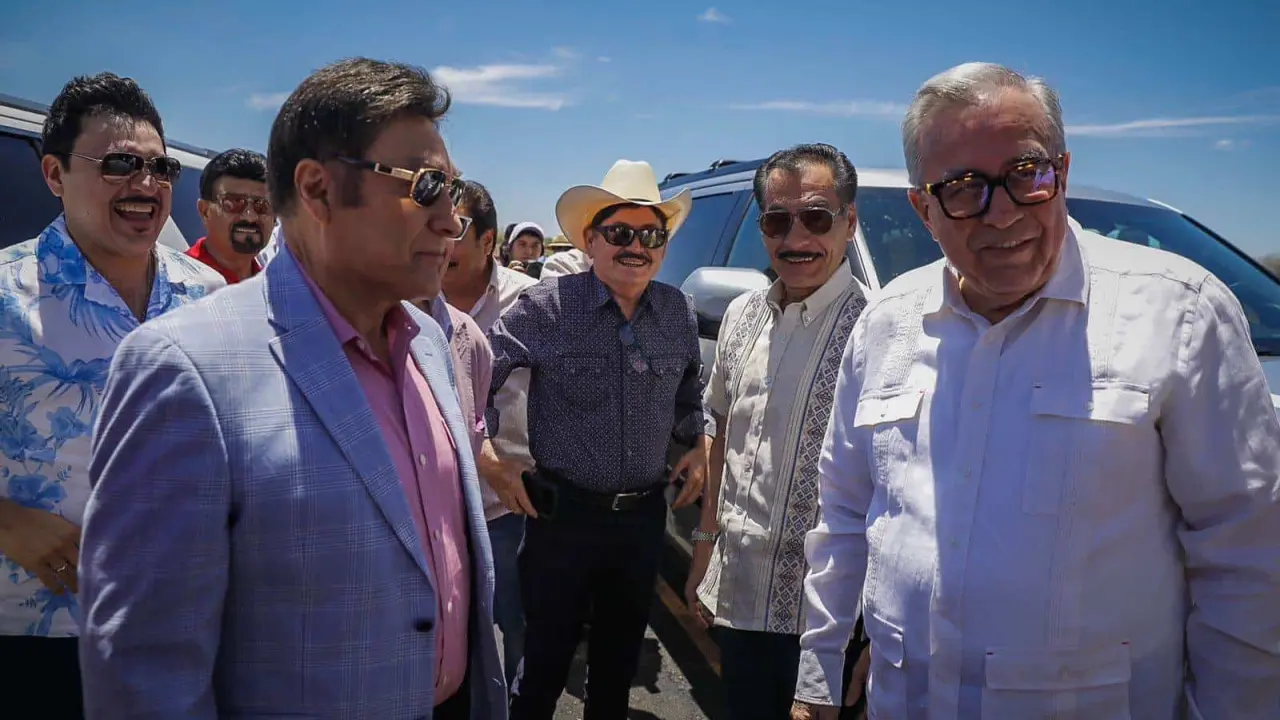Los Tigres del Norte acompañan a Rubén Rocha en inauguración de carretera en Rosa Morada, Mocorito.