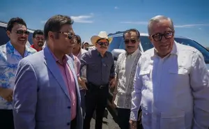 Los Tigres del Norte acompañan a Rubén Rocha en inauguración de carretera en Rosa Morada, Mocorito