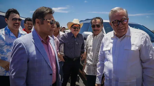 Los Tigres del Norte acompañan a Rubén Rocha en inauguración de carretera en Rosa Morada, Mocorito.
