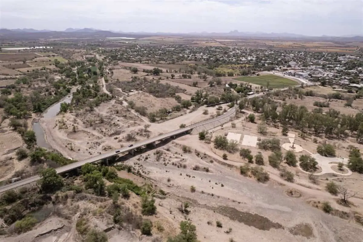 Aspecto del Río Mocorito captado el 16 de abril. El afluente presenta agua escasa y el azolvamiento es visible.