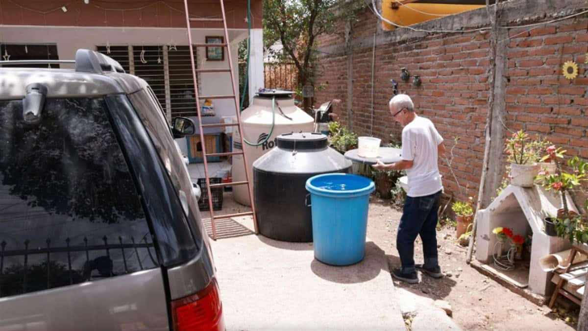 Los ciudadanos de Mocorito aprendieron a administrar el agua que consiguen. Ya sea con tinacos extra, bidones, baldes o botes, almacenan el recurso y lo racionan.