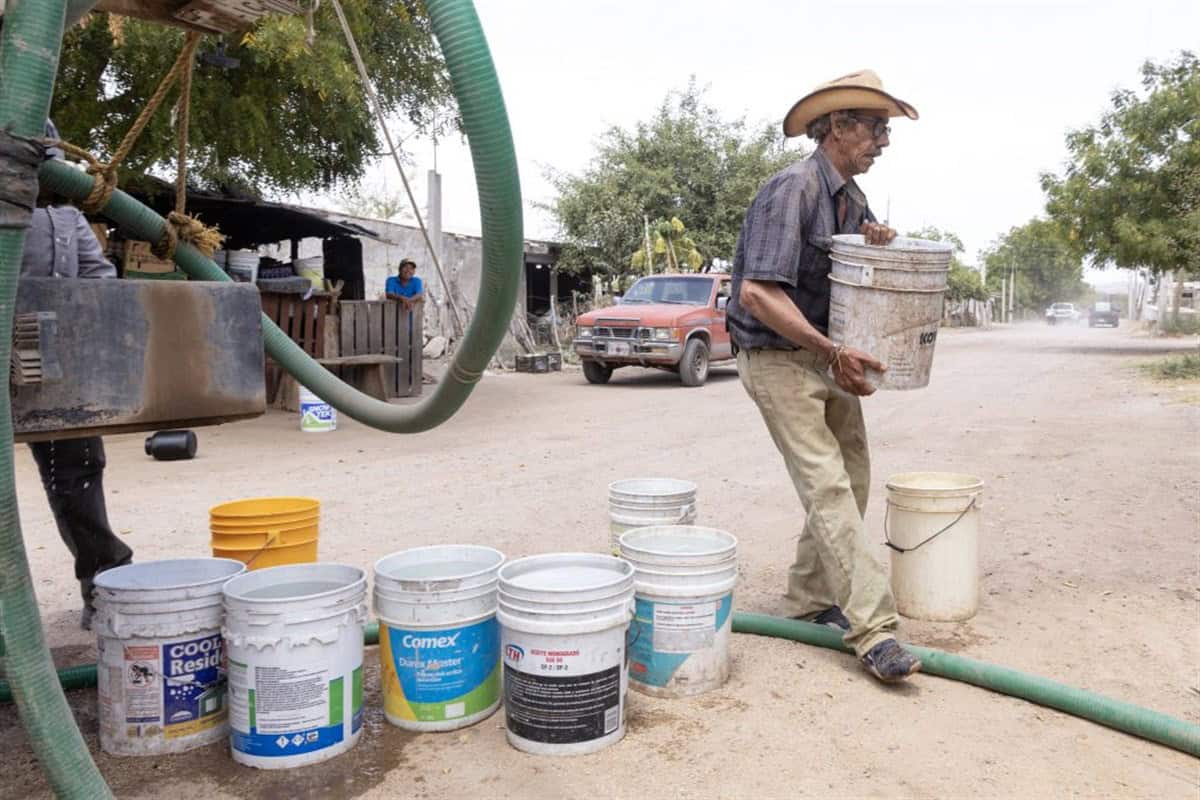 Para contar con agua, habitantes de comunidades de Mocorito tienen que abastecerse de pipas.