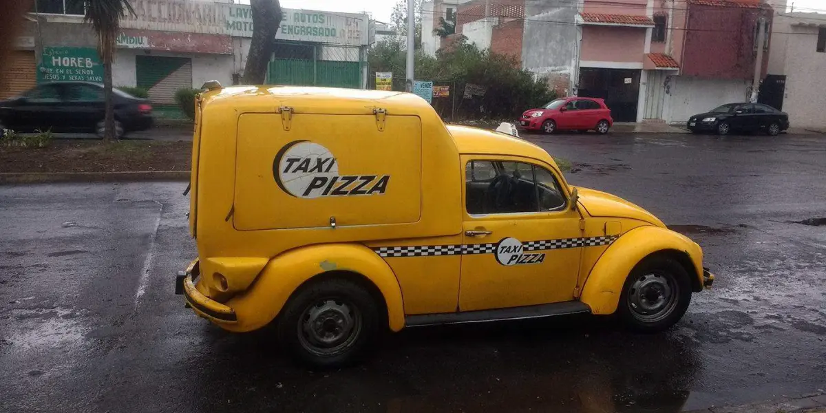 Taxi pizza, el bocho amarillo que le vende pizzas a alumnos universitarios de Puebla. Foto FB Taxi Pizza