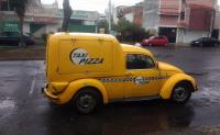 Taxi Pizza, el bocho amarillo que lleva pizza a universitarios en Puebla