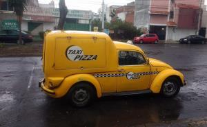 Taxi Pizza, el bocho amarillo que lleva pizza a universitarios en Puebla