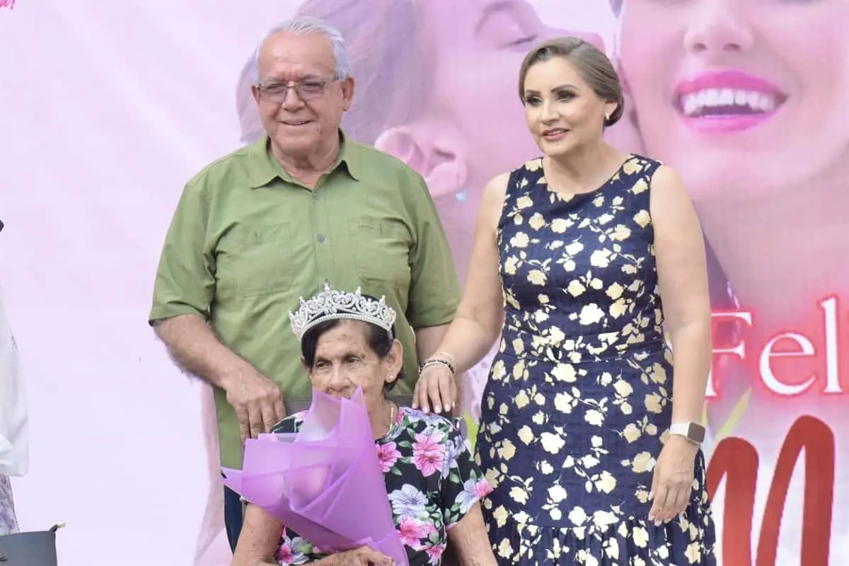 Coronación de la reina del festejo del Día de las Madres 2024. 