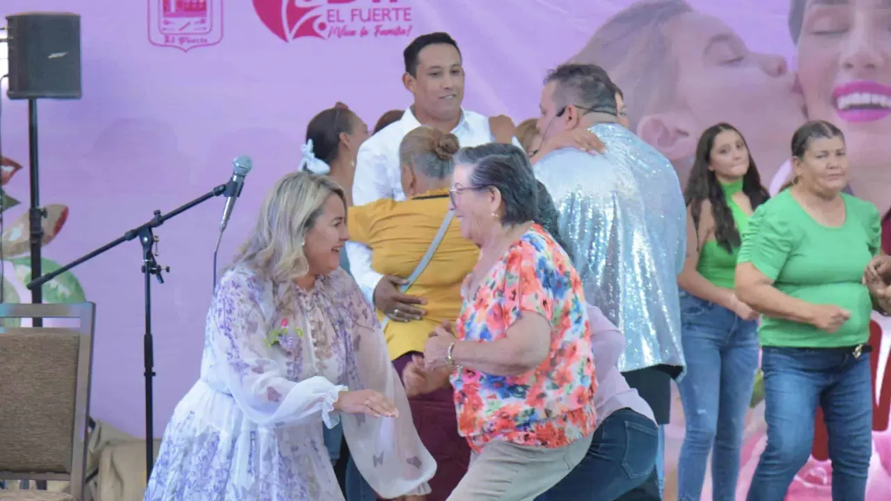 En el evento por el Día de las Madres en el municipio de El Fuerte hubo música en vivo y también baile. Foto: Cortesía